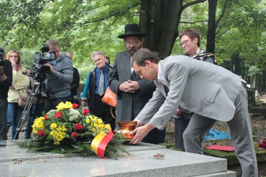 3 września zaprezentowano odnowiony grób rodziców Juliana Tuwima.
