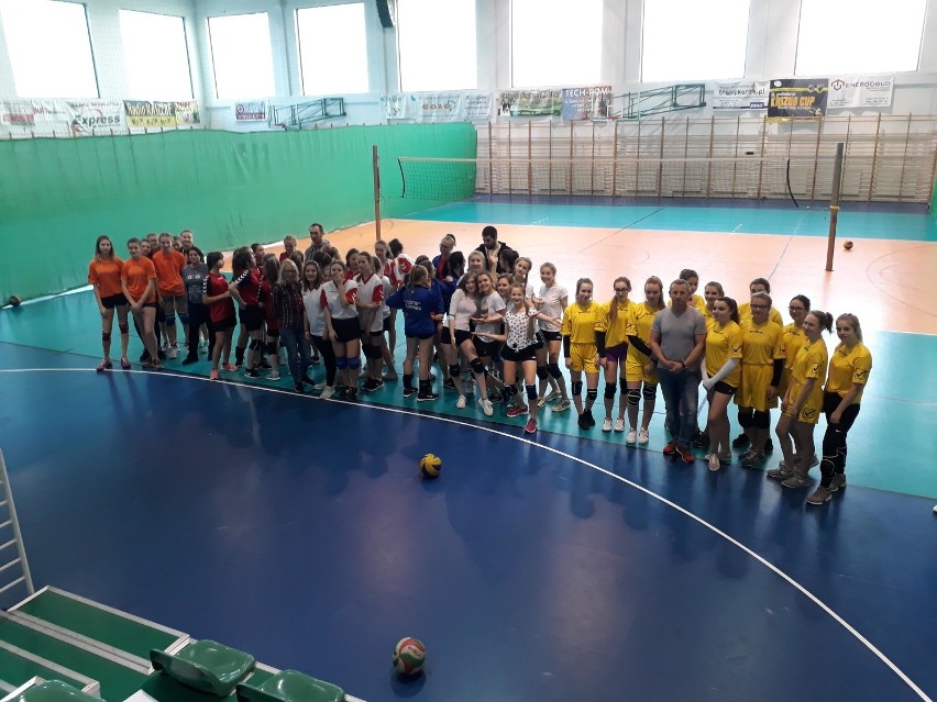Turniej Piłki Siatkowej o Puchar Przewodniczącego LZS. W Luzinie rywalizowało sześć zespołów FOTO