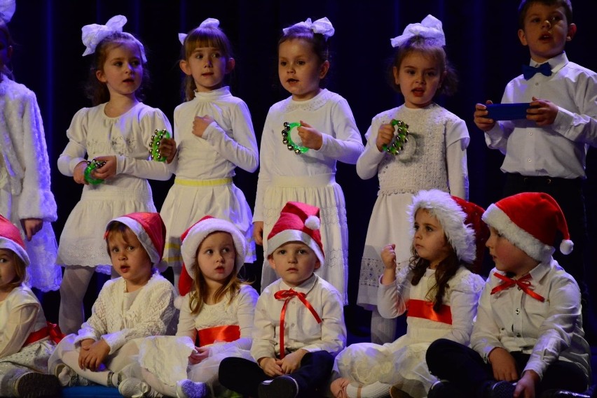 Koncert SP w Kornatce. Wśród atrakcji ścianka do zdjęć z ukochanymi babciami i dziadkami 