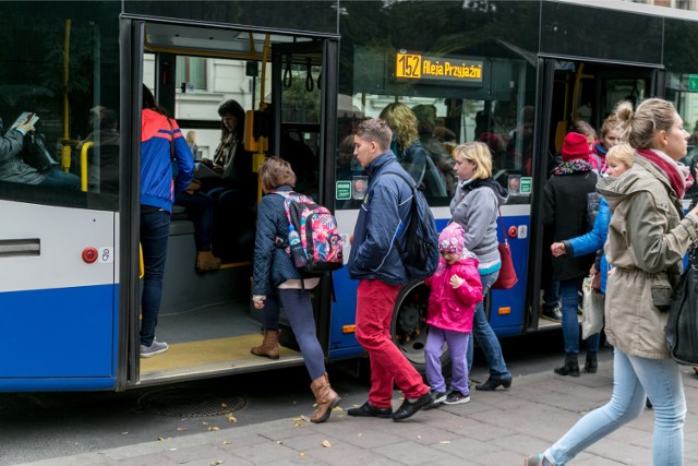 Dzieci będą podróżowały za darmo wszystkimi tramwajami i autobusami, zarówno na liniach miejskich, jak i aglomeracyjnych.