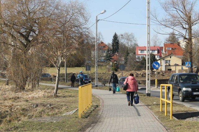 Busików brak a torby z zakupami trzeba dźwigać