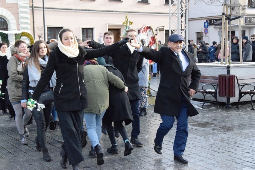 polonez na żywieckim rynku