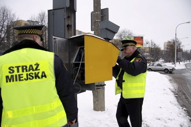 Coraz gęstsza sieć fotoradarów oplatająca polskie drogi  pobudza kreatywność kierowców. Zarówno tych, którzy mimo ryzyka ukarania mandatem lubią docisnąć gaz do dechy, jak i tych wolących zapobiegawczo dmuchać na zimne. Dostępne na rynku urządzenia w legalny - lub balansujący na granicy legalności - sposób mają ułatwić zmotoryzowanym uniknięcie mandatu. A oferowanych rozwiązań problemu tzw. suszarek jest mnóstwo - od CB-radia, przez specjalne aplikacje na komórkę do tzw. antyradarów i rolet zasłaniających tablice rejestracyjne.

Wszystko na temat problemu fotoradarów na Pomorzu znajdziesz na stronie dziennikbaltycki.pl