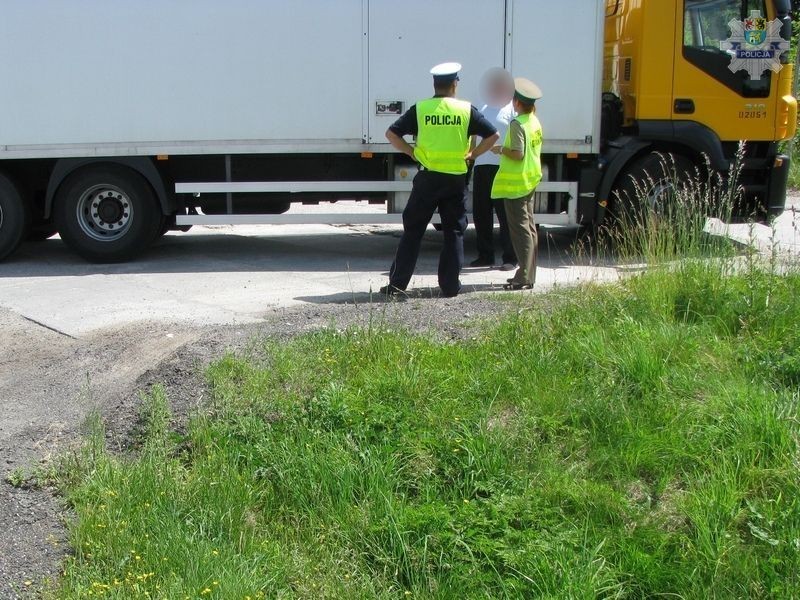 Kontrole ciężarówek i busów przeprowadzali lęborscy policjanci (Zdjęcia, video)