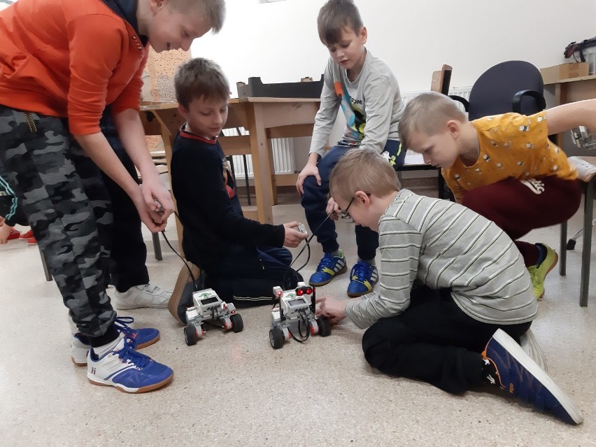 W Wielkim Podlesiu uczniowie mogli przenieść się do świata robotów i brać udział w ciekawych eksperymentach