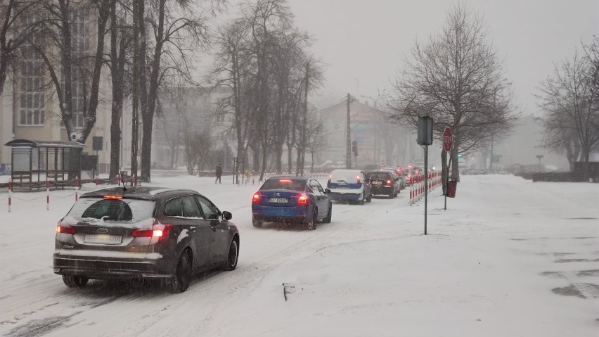Fatalne warunki na drogach w Piotrkowie [8.02.2021]