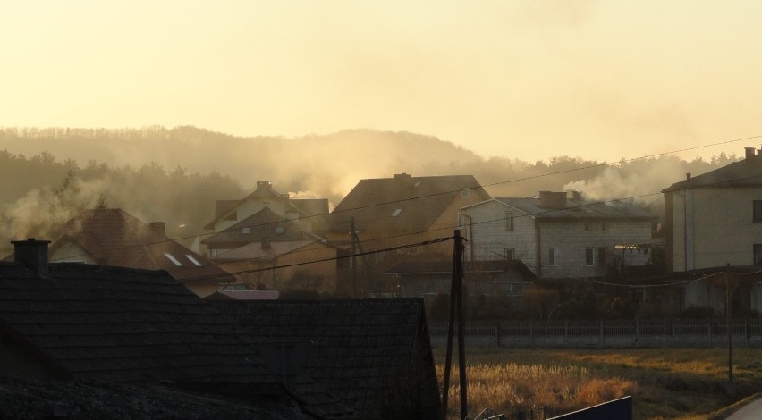 Dymiące kominy w Skale sprawiają, że w powietrzy są...