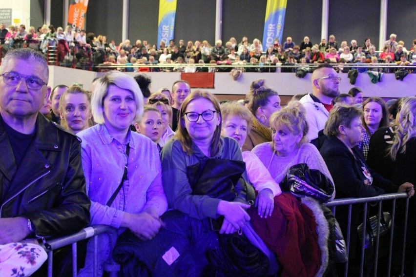 Tłumy na koncercie Andrzeja Piasecznego w Ostrowcu. Hala MOSiR wypełniona po brzegi i mnóstwo osób na dworze 