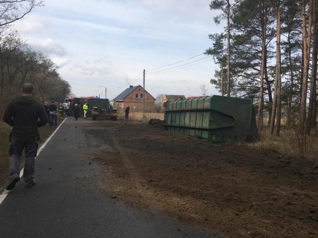 Aby podnieść ciężarówkę z drogi, trzeba było użyć specjalistycznego sprzętu.