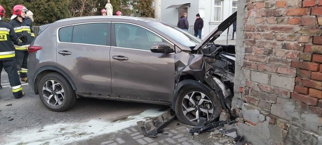 Tragiczny wypadek w Bninie. Jedno z aut uderzyło w dom