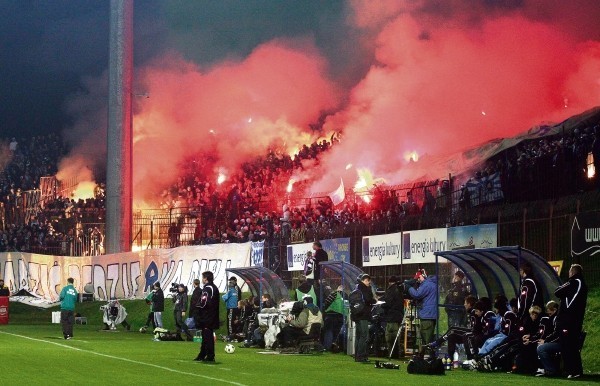 Podczas derbów Polonii z Ruchem w 2009 r. kibice z Chorzowa opanowali dużą część trybun.