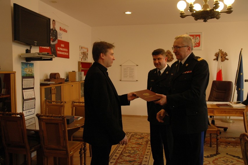 Ksiądz, który uratował parafianina w Piotrkowie, odebrał podziękowania od strażaków