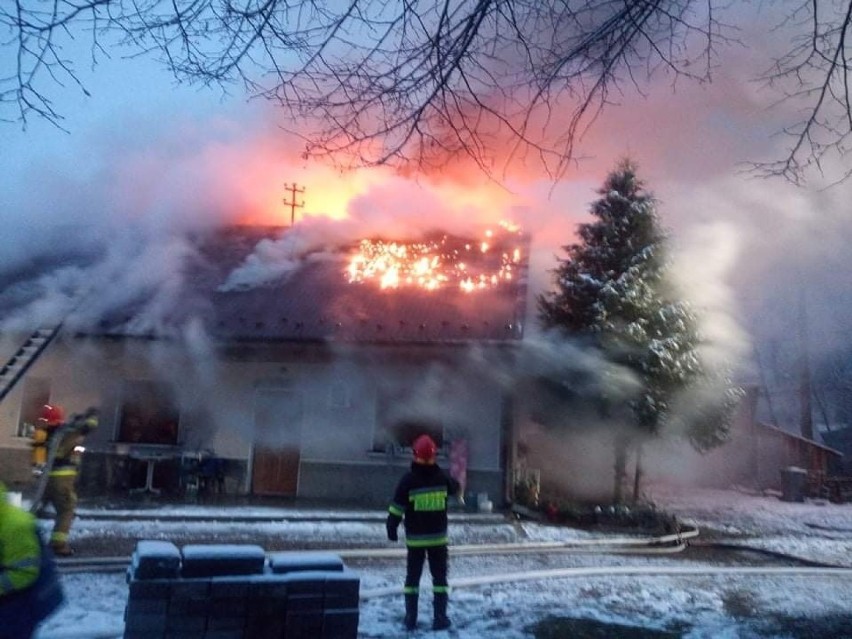 Pożar w Łekawicy zauważono po godz. 6 rano. Ogień trawił...