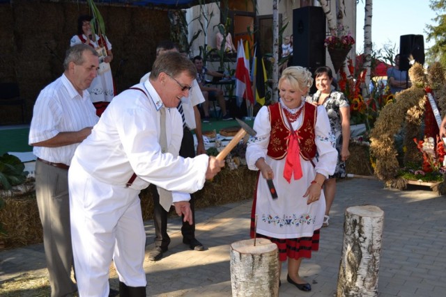 Dożynki gminy Sulęczyno odbyły się na placu przy szkole w Borku Kamiennym. Było rodzinnie i wesoło.