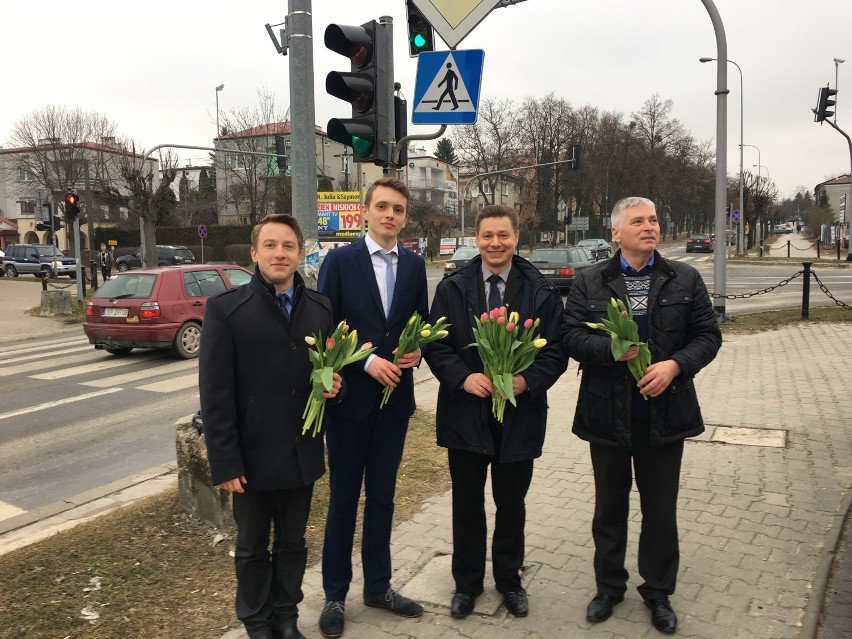 Kraśnik: W starej części miasta rozdawali kwiaty z okazji Dnia Kobiet (ZDJĘCIA)