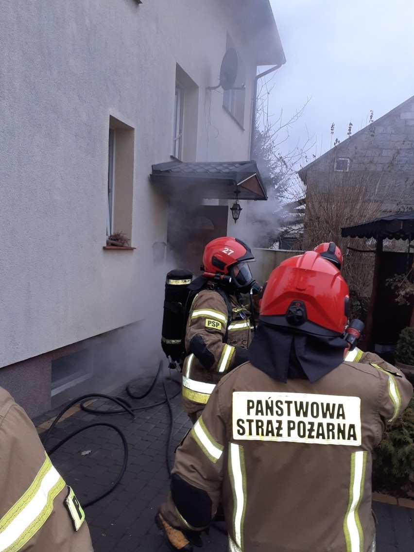 Grajewo. Pożar budynku mieszkalnego przy ul. Konopskiej. Na szczęście nikogo nie było w domu (zdjęcia)