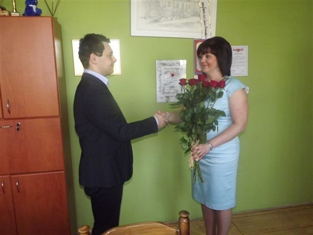Gratulacje i kwiaty wójt Marioli Hernas w imieniu redakcji...