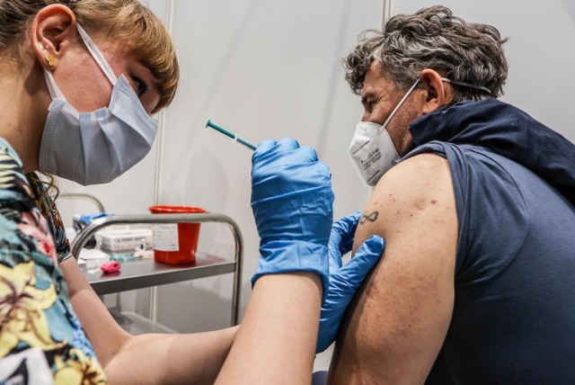 Trzecia dawka szczepionki dla osób, które nie chorowały na SARS-CoV-2, będzie potrzebna