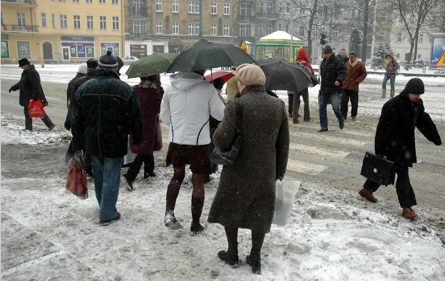 Lepiej uważać gdy musimy przejść na czerwonym świetle.