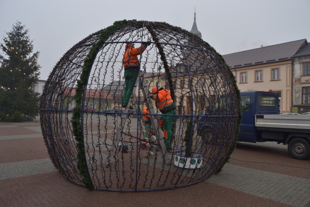 Na placu Dekerta tradycyjnie stanęła ogromna bombka.