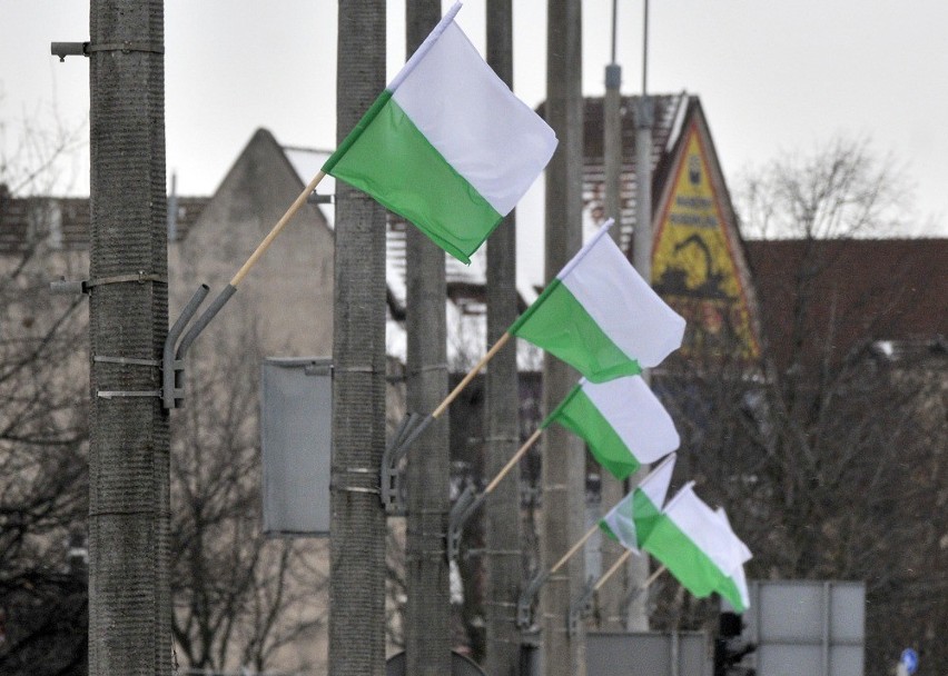 Rusza akcja promocyjna &quot;Biało-zielony Gdańsk&quot;. Flagi z barwami Lechii Gdańsk ozdobiły miasto