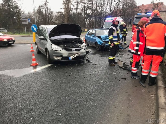 Do wypadku doszło o godz. 12.00. Na ulicy Niemodlińskiej w Opolu 56-letni kierujący fordem wymusił pierwszeństwo przejazdu na 70-letnim mężczyźnie kierującym skodą. Z obrażeniami do szpitala został odwieziony kierowca skody.