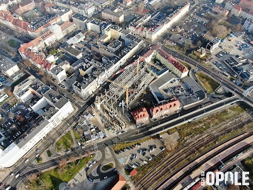 Centrum przesiadkowe Opole Główne. Rośnie budynek nowego...