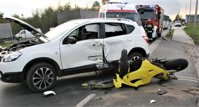 W Oświęcimiu, na skrzyżowaniu ulic Fabrycznej i Unii Europejskiej, motocykl uderzył w bok samochodu osobowego.