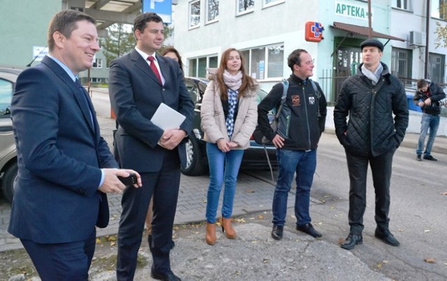 Konferencja SLD Lewicy Razem przed bramą Akademii Techniczno-Humanistcznej