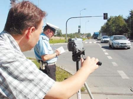 Sierżanci sztabowi Zbigniew Piątek i Bogdan Pakuła filmują kierowców jeżdżących bez pasów. Lucyna Usińska