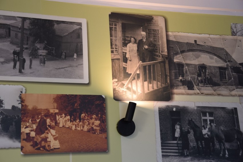 W bibliotece w Mierzeszynie zawisły archiwalne zdjęcia mieszkańców, pocztówki z początku XX w. i Sąd Ostateczny Hansa Memlinga |ZDJĘCIA