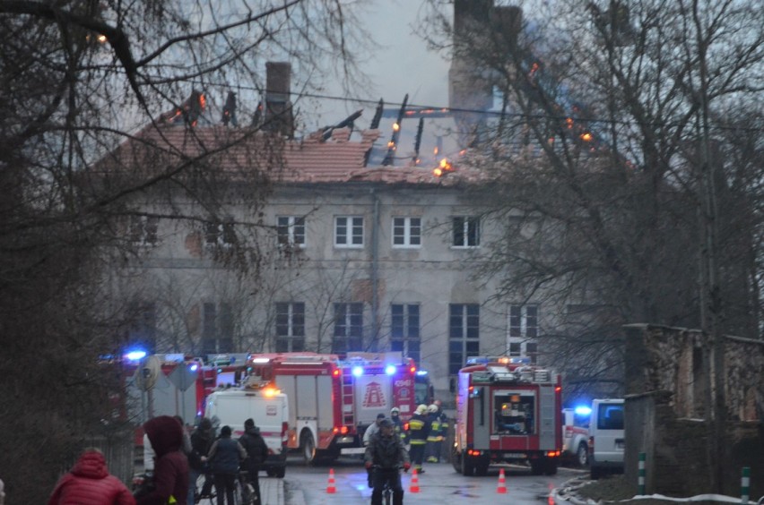 Pożar pałacu w Sieroszowicach koło Polkowic. ZDJĘCIA/FILMY [AKTUALIZACJA]