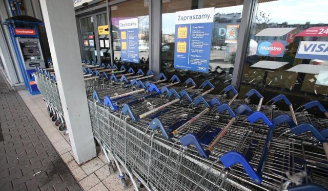 Inspektorzy pracy kontrolowali placówki handlowe. Na wyniki ich pracy, trzeba zaczekać.