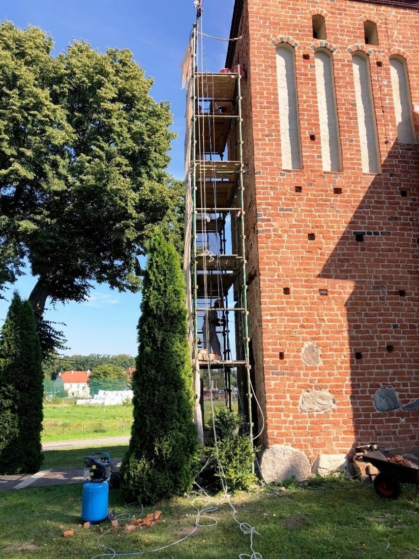 Prace dotyczą m.in. remontu ściany frontowej kościelnej...