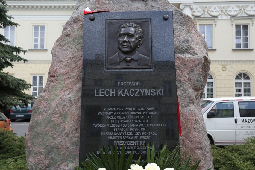 Kontrowersyjny pomnik Kaczyńskiego zniknie spod ratusza?...