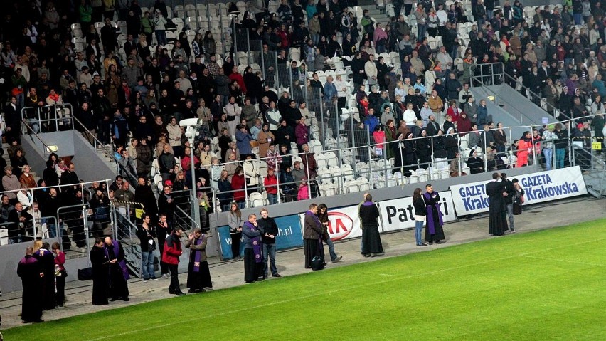 Kraków: trwa wielka ewangelizacja na stadionie Cracovii trwa. Akcja &quot;Bliżej Mocniej Więcej [ZDJĘCIA]