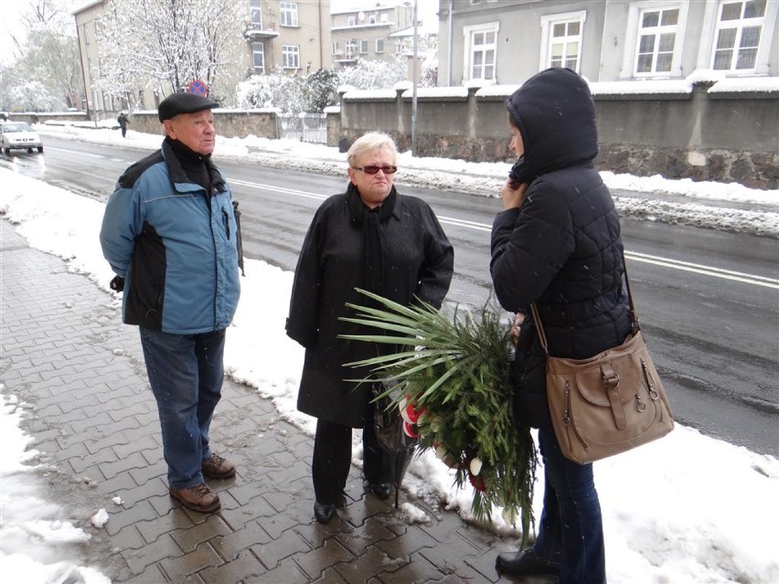 Kwiaty w rocznicę rozbicia aresztu w Radomsku