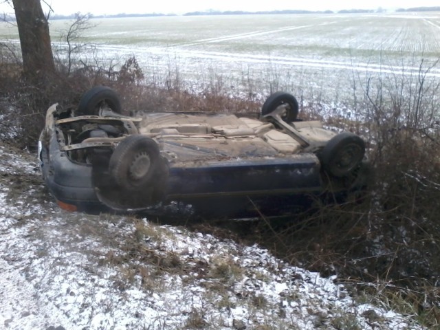 Na drodze z Siedlec do Oławy dachowała auto