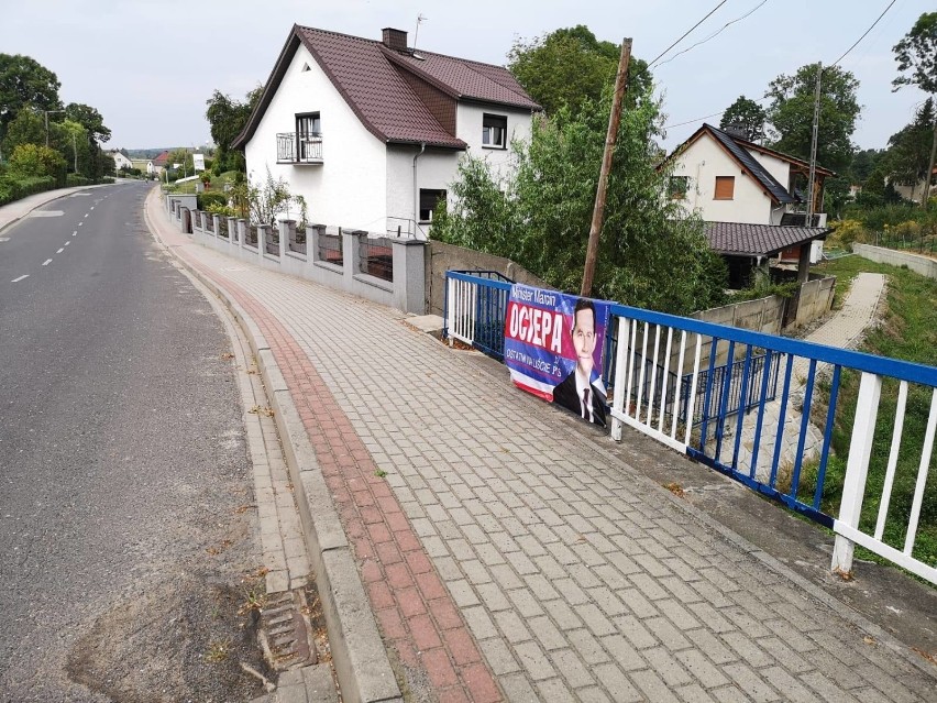 Wybory parlamentarne 2019. Banery kandydatów PiS na infrastrukturze drogowej. "Bez zgody"