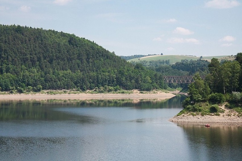 Zbiornik zaporowy o długości 7 km, powierzchni 240 hektarów....