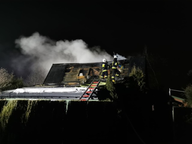 Pożar w Bierach. Paliło się całe poddasze domu.