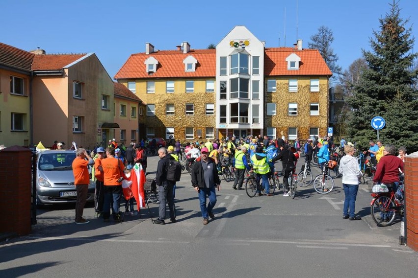 Już po raz 14. z Pleszewa wyruszył Kolarski Rajd Papieski, w którym wzięło udział blisko 100 cyklistów    