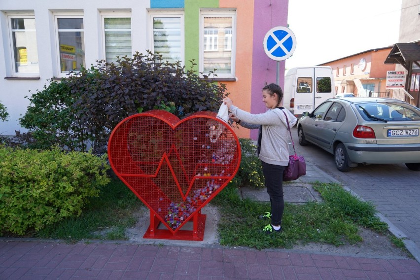 Człuchów. Zamontowano serce na nakrętki na ul. Szczecińskiej obok Miejskiej Biblioteki Publicznej 