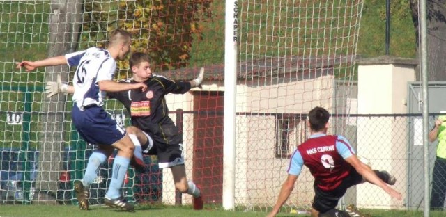 Jedna z wielu udanych interwencji Marcina Kopra w debiucie w pierwszym zespole Soły Oświęcim, wygranym z Czarnymi Połaniec 2:1.