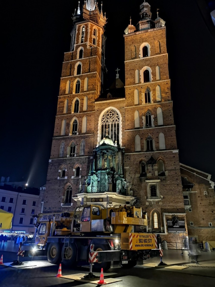 Kraków. Wielka operacja zawieszenia dzwonu. Pod kościół Mariacki wjechał 37-tonowy dźwig [ZDJĘCIA]