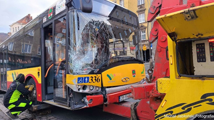 Wypadek autobusu na Starym Zdroju w Wałbrzychu. Pojazd jest...