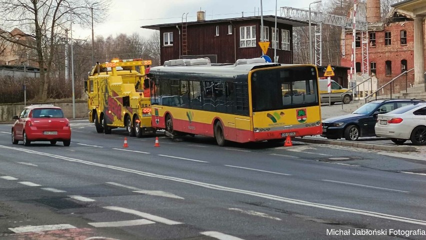 Wypadek autobusu na Starym Zdroju w Wałbrzychu. Uwaga na...