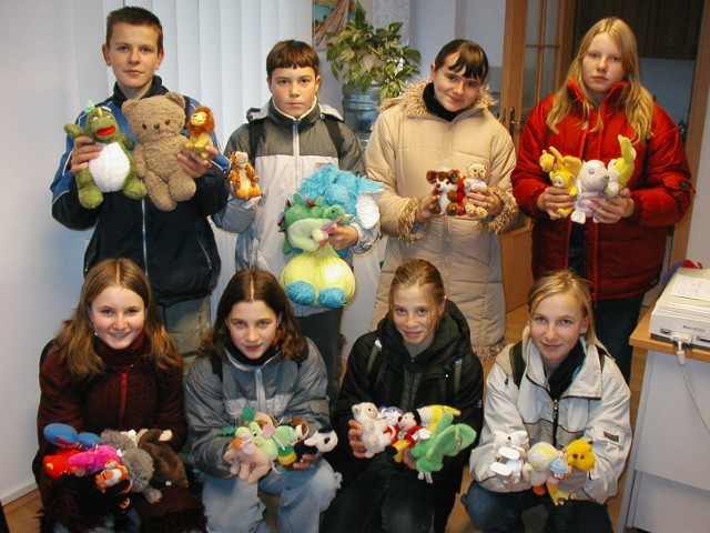 To zdjęcie wykonano w 2007 roku - grupa uczniów przyniosła maskotki do redakcji "Dziennika Bałtyckiego" w Sztumie