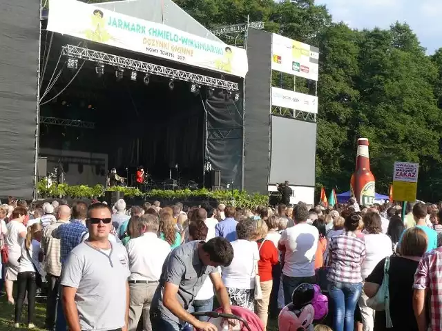 Nowy Tomyśl. Eleni zagrała na Jarmarku. Gwiazdą drugiego dnia Jarmarku Chmielo - Wikliniarskiego była Eleni. wokalistka wystąpiła wraz z zespołem. Jej występ obejrzało kilkadziesiąt tysięcy ludzi.