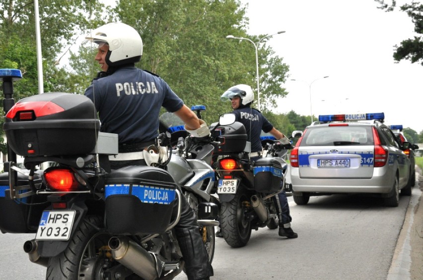 Policjanci eskortowali pomnik Marszałka Józefa Piłsudskiego